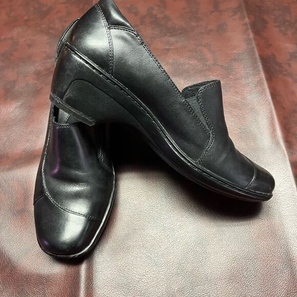 Clarks black leather slip on shoe, size 8 1/2 - Picture 11 of 12